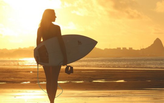 Pourquoi prendre des cours de surf dans une école spécialisée ?