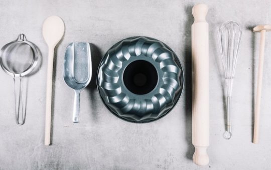 Ustensiles professionnels vs ustensiles amateurs : lesquels choisir pour la pâtisserie ?